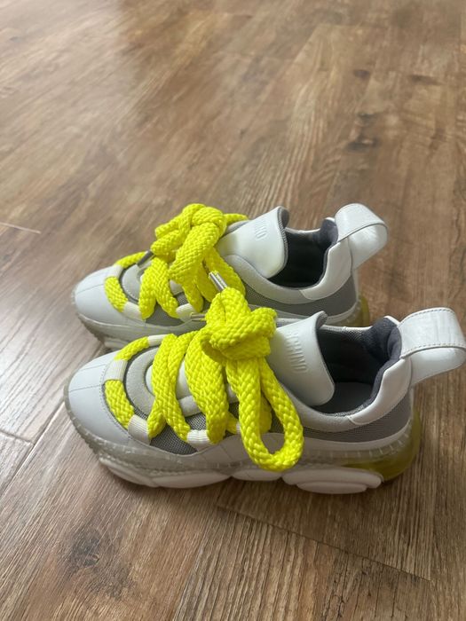 Vand adidasi Moschino