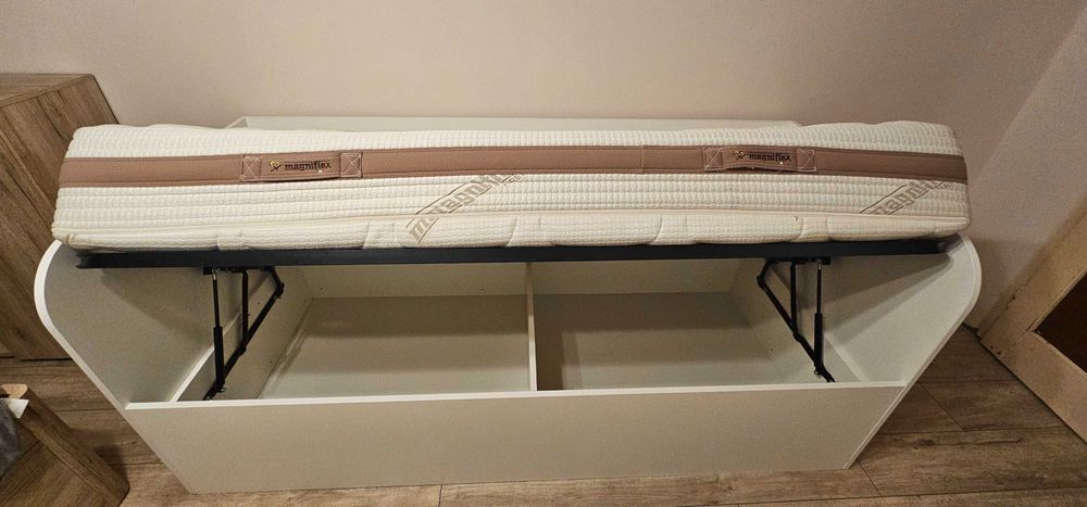 Продавам легло с матрак и рамка