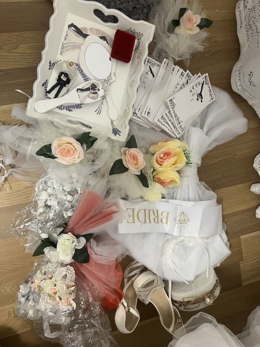 Vand accesorii pentru nunta
