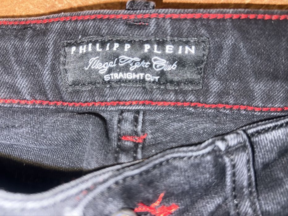 Елегантни черни дънки с много красив акцент по крачолите