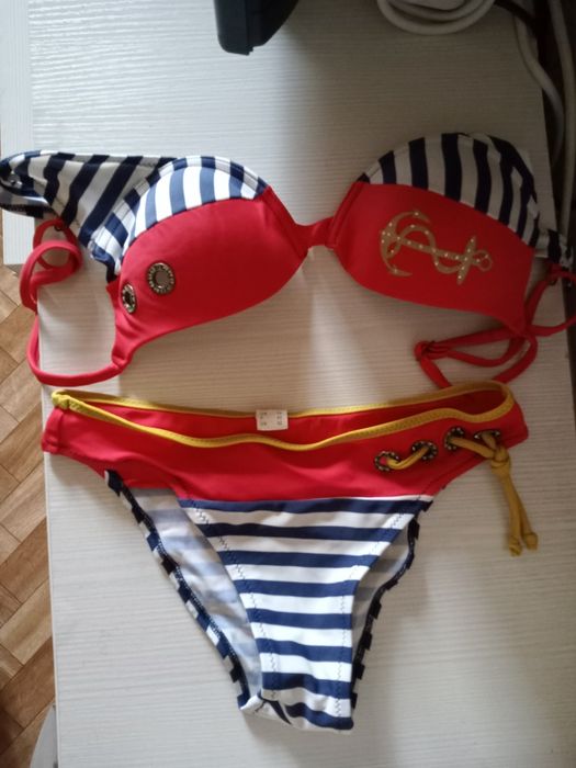 Купальники раздельные.