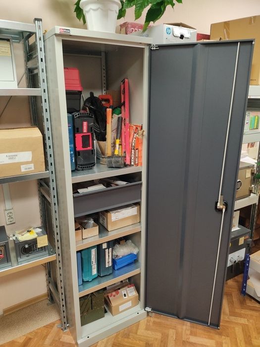 Металлические шкафы — в продаже