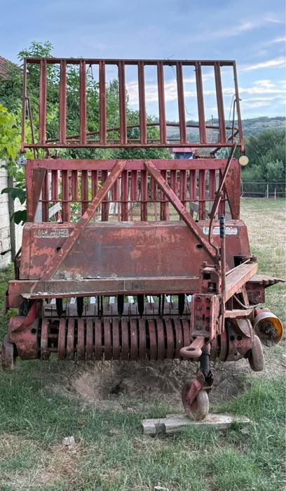 Vând car de adunat paie și fân