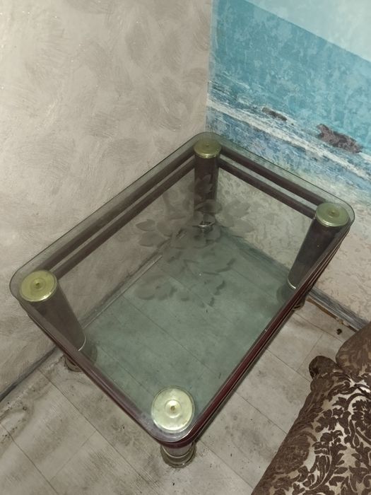 Стеклянный журнальный столик