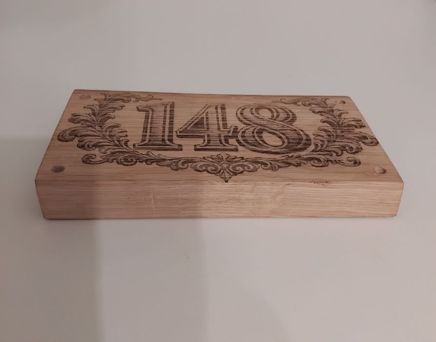 Placă din lemn cu număr pentru casă – stil rustic, gravată