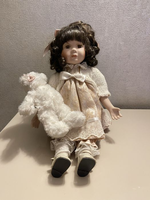 Кукла фарфоровая с мишкой !