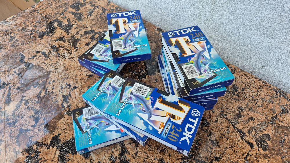 Vând o colecție de 48casete video VHS originale TDK de 240 de minute