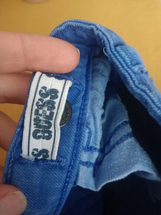 Pantaloni scurți Guess