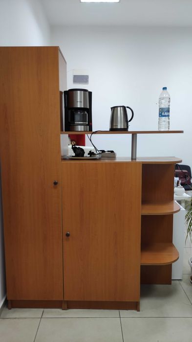 Офис мебели в отлично състояние: етажерка, бюро, стол, шкаф, секция