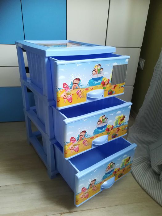 Детски пластмасов скрин с 3 чекмеджета; Трапезен стол с калъф 8 бр.