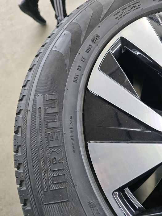 4 Броя 215/65/17 Pirelli 2x8,5mm 2x7,8mm 23dot