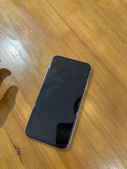 Продам Айфон 11 в хорошем состаяния