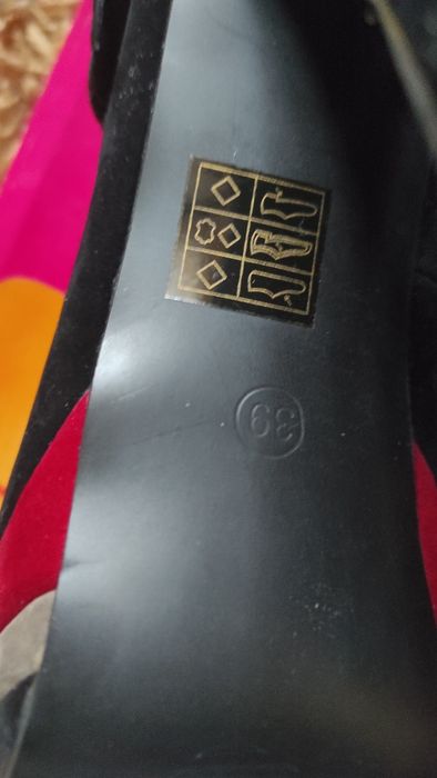 Дамски обувки на токче - чисто нови! - №39



Чисто нови!