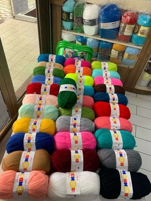 Вплетаю цветные косички из пряжи