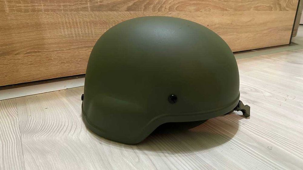 Военна каска - профил с затворени уши