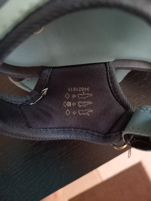 Sandale copii,marimea 32,închidere cu scai. Pret.20 lei.