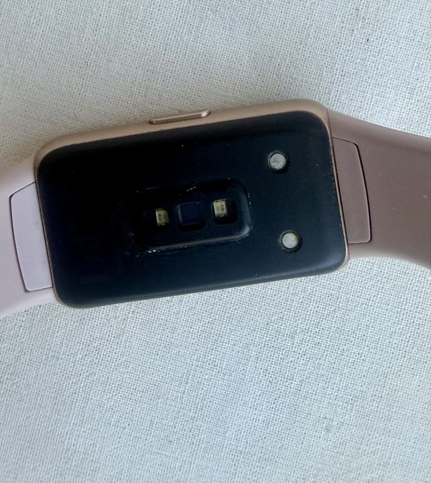 Продам смарт фитнес часы Huawei Band 6