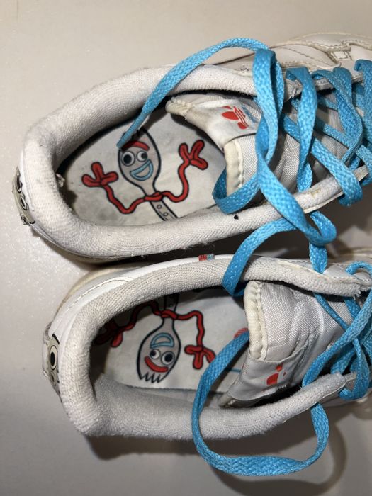 Кроссовки adidas.