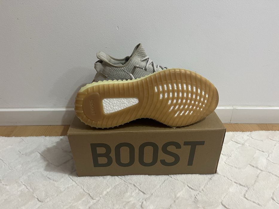 Adidasi yeezy 350 sesame