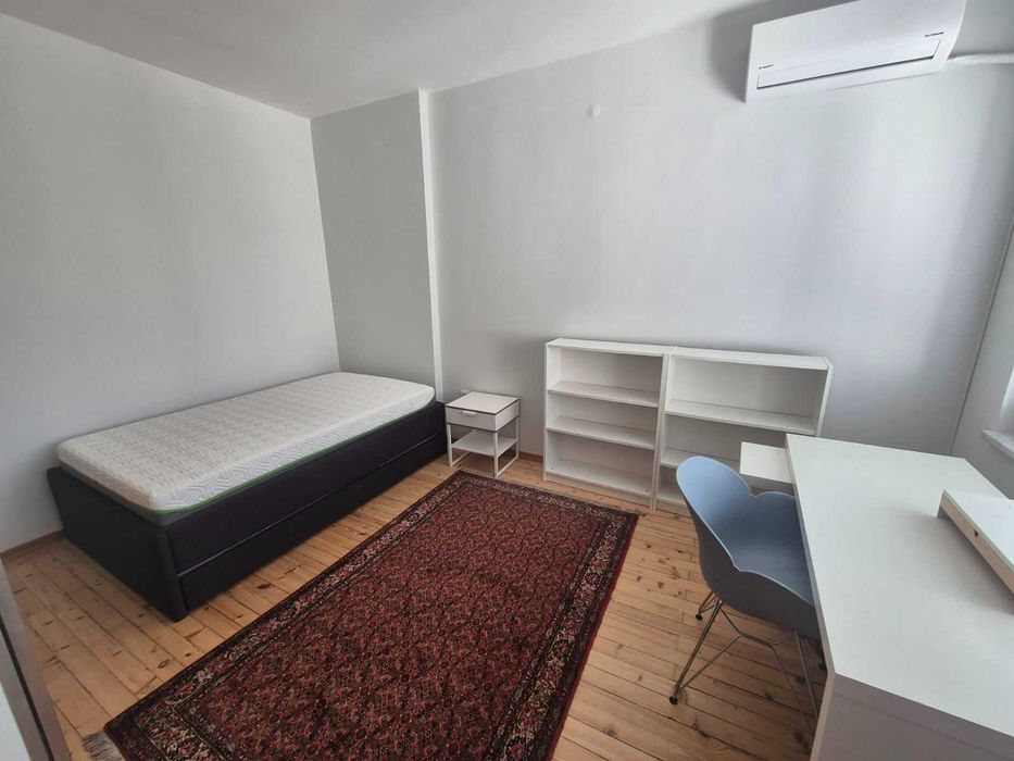 Дава се под наем Тристаен апартамент в София, Център - 95 кв.м за 747.66 € - Снимка #1