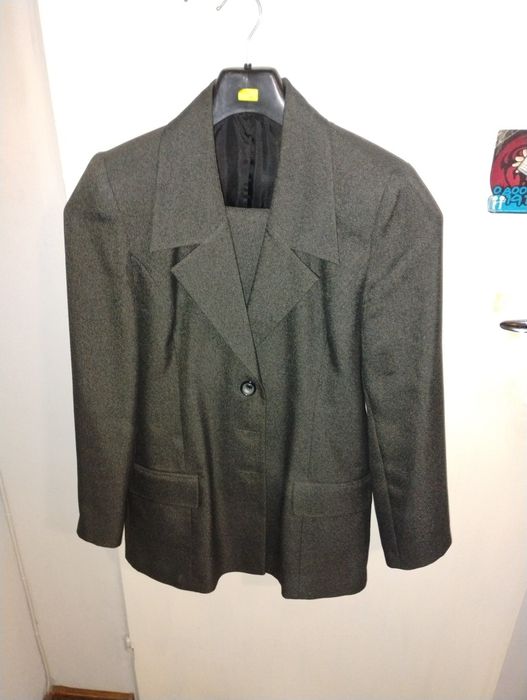 Три броя дамски костюма