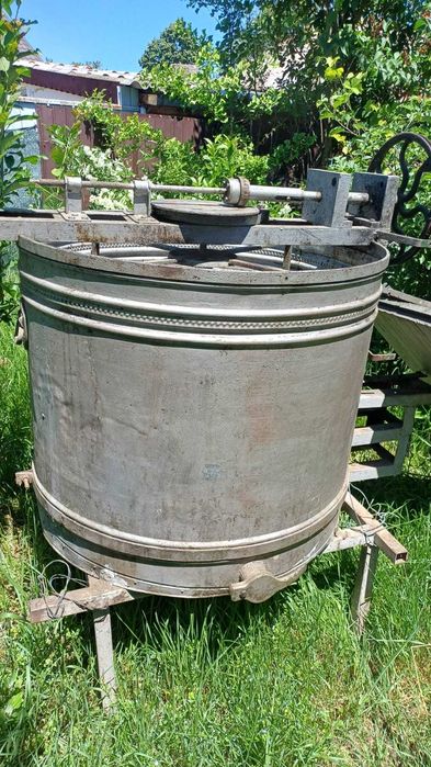 Centrifuga electrica pentru miere