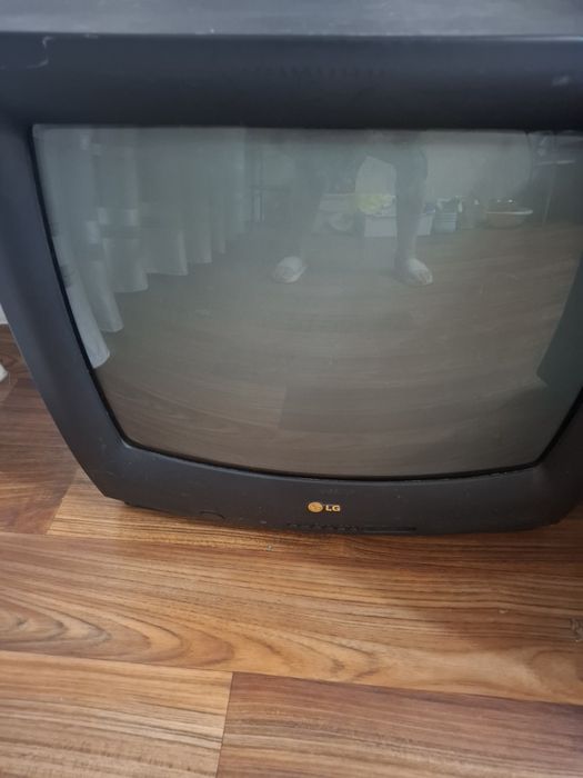Телевизор LG,цветной,хорошо показывает