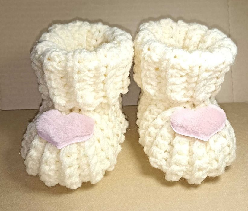 Вязаные пинетки для малыша с декором сердечко