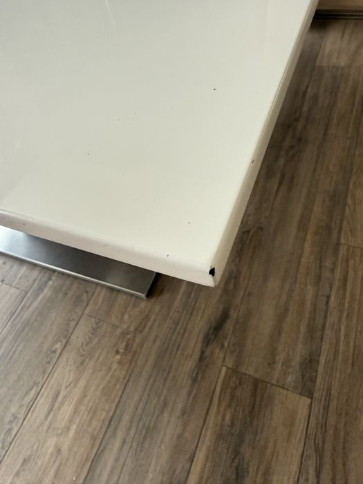 Разтегателна маса с бял мдф плот, кафяви крака, дъб сонома