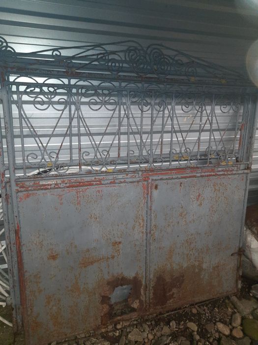 2 Porti mari din teava groasa,1.60 m 1,69m,1 mica de 1 m,si 11 panouri