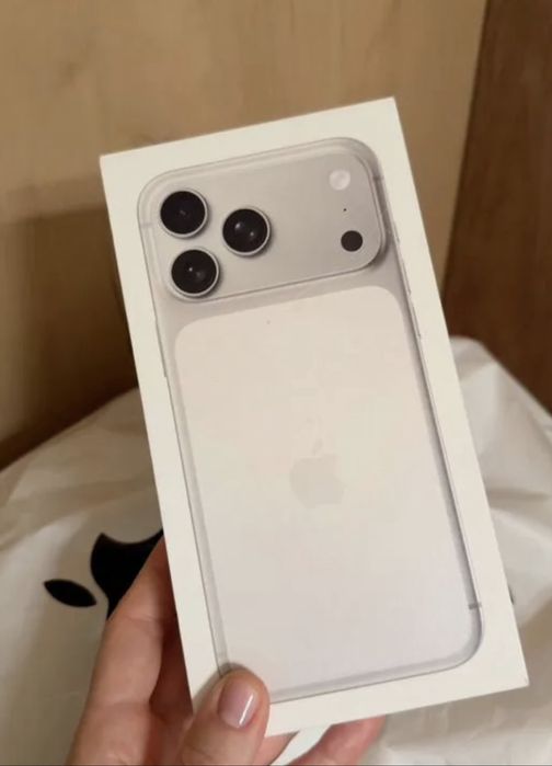 Айфон  17 Pro max на 256