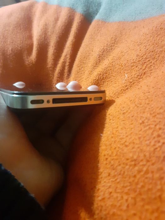 Iphone 4 complet funcțional doar ca nu merge icloud-ul bateria este bună încărcător nu am la el,pentru mai multe detalii în privat