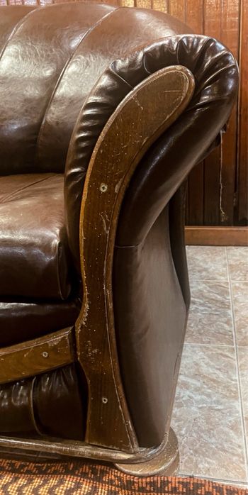 Запазен и много удобен диван с подменена тапицерия от изгуствена кожа.