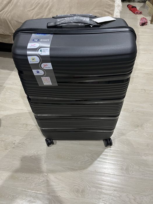 Продам чемодан новый, обем 100л