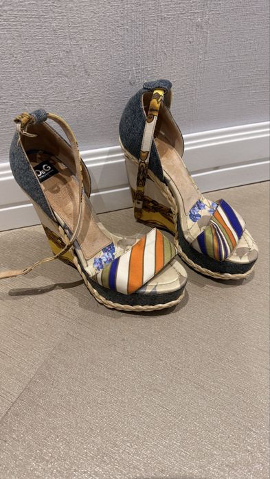 Кецове Gucci и Prada и сандали Dolce Gabbana