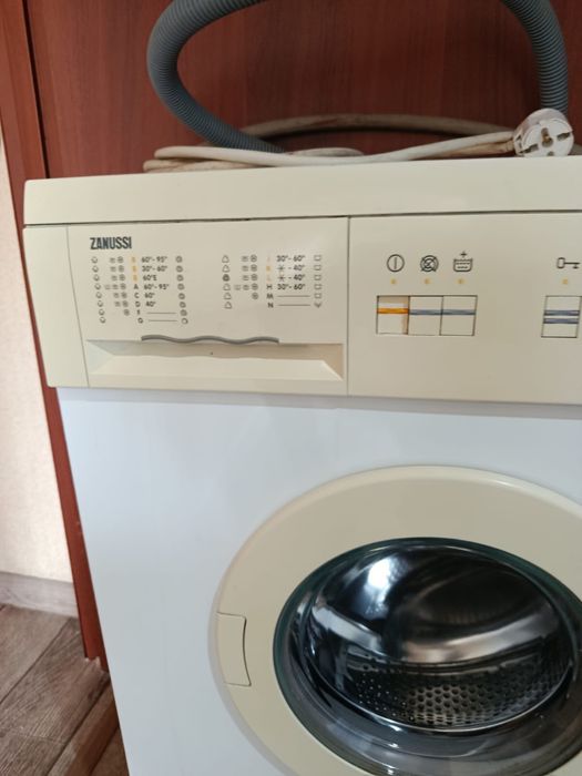 Продам машинку Zanussi