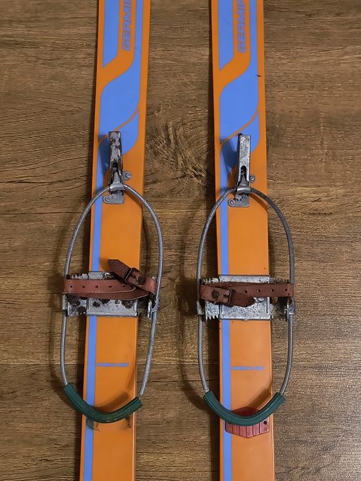 Детски ретро ски, произведени в Германия- 30 евро 
Дължина - 87 см
Бур