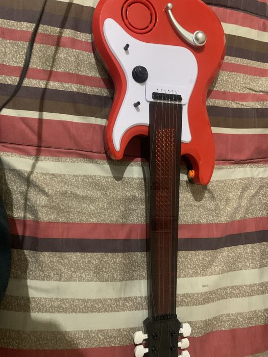 Игрушечная гитара