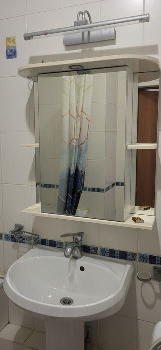 Раковину и шкафом