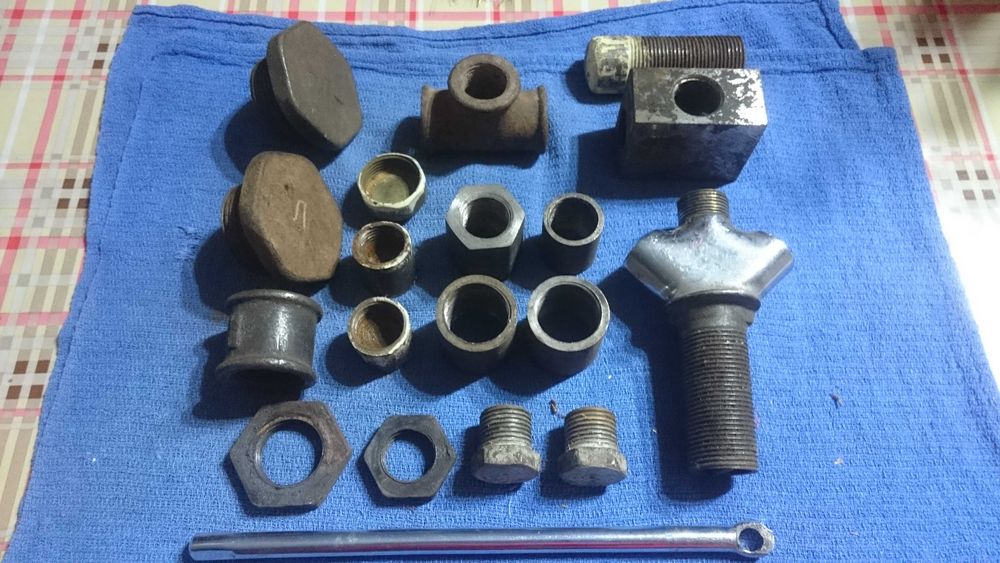 Различные сантехнические аксессуары, цены договорные.