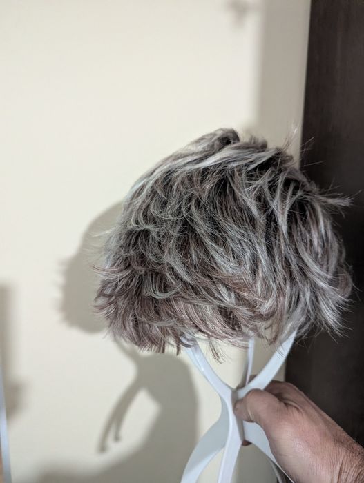 Perucă scurtă șaten-gri cu șuvițe, stil modern – stare excelentă