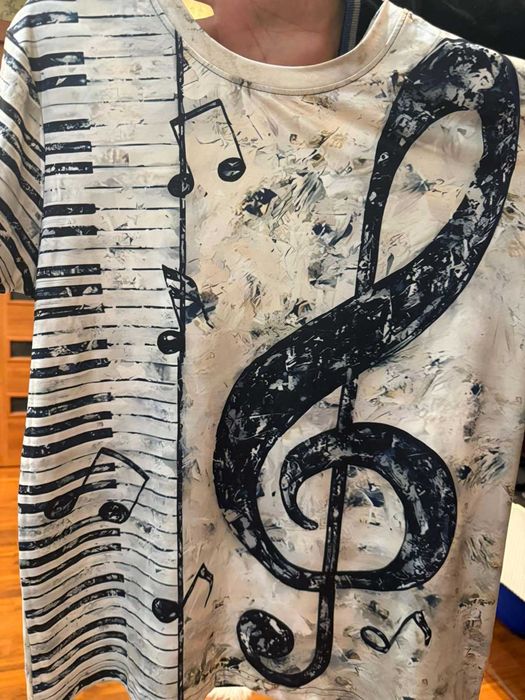 Тениска с шарка на ноти