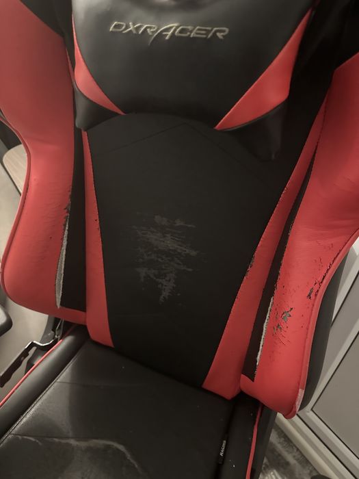 игрвоое кресло dxracer потертый