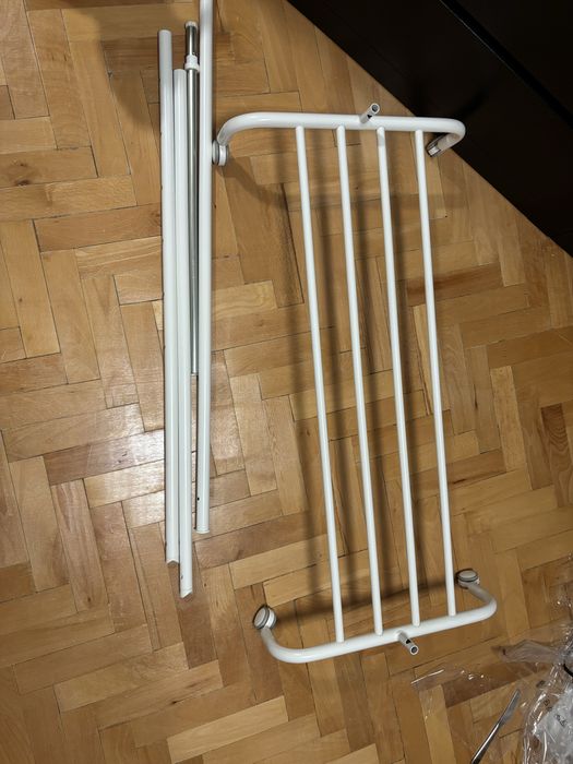 Cuier pe roti metalic