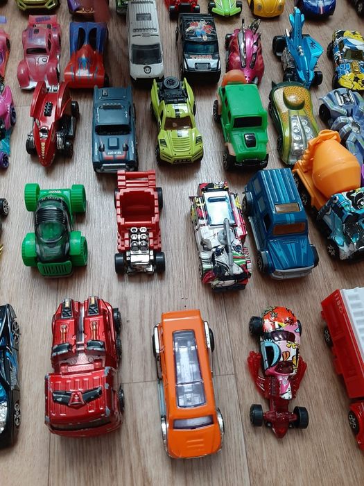 Продам машинки по 500 тг каждая.