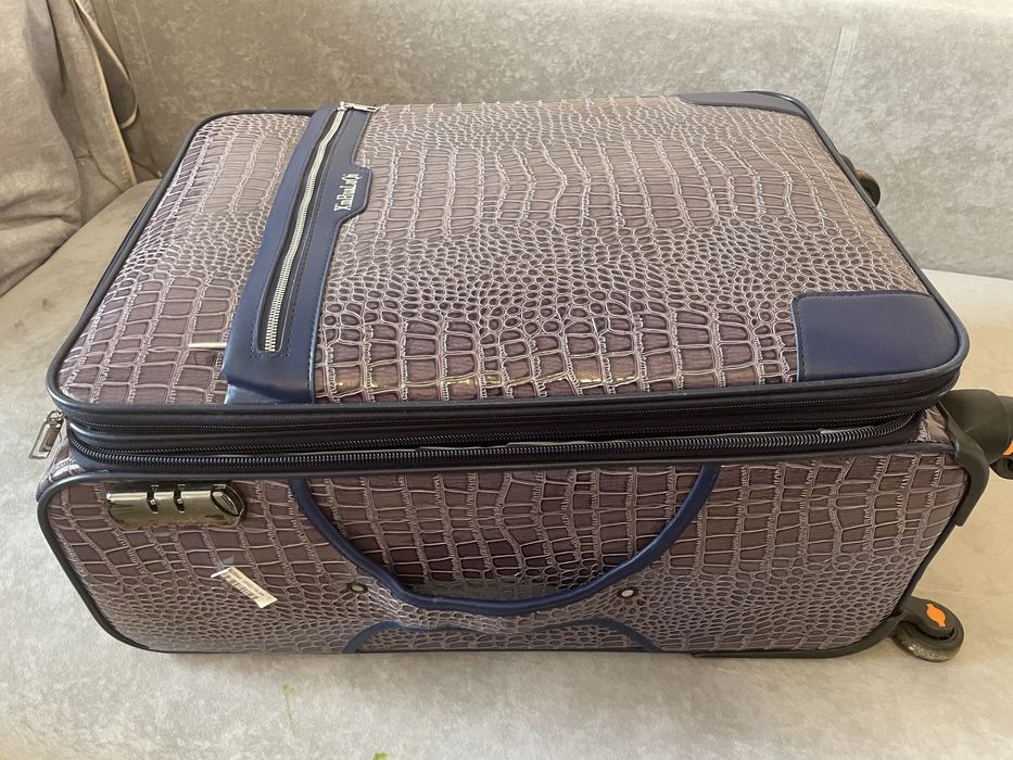 Продам новый чемодан