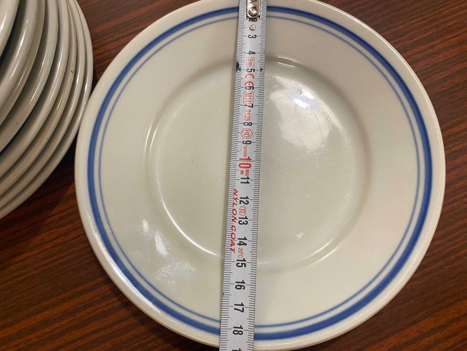 Старовремски порцеланови чинии с двоен син кант, плитки