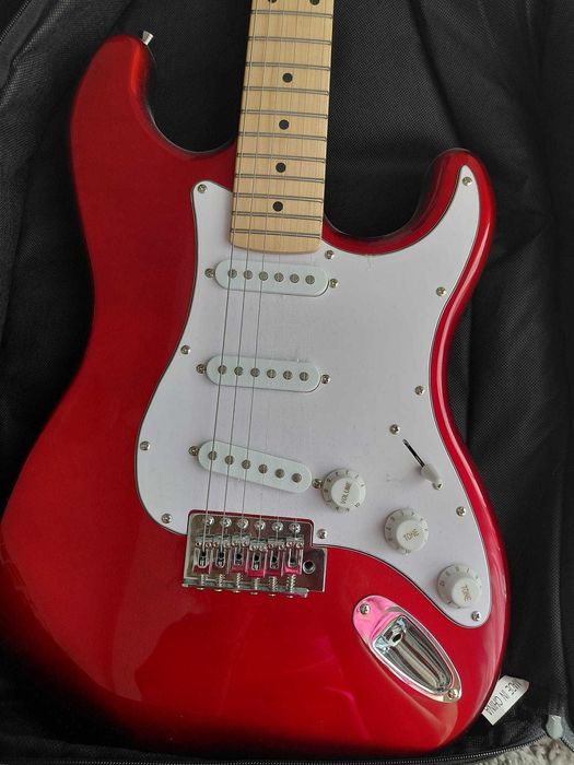 Chitară electrică  Stratocaster + amplificator Harley Benton – set ca nou