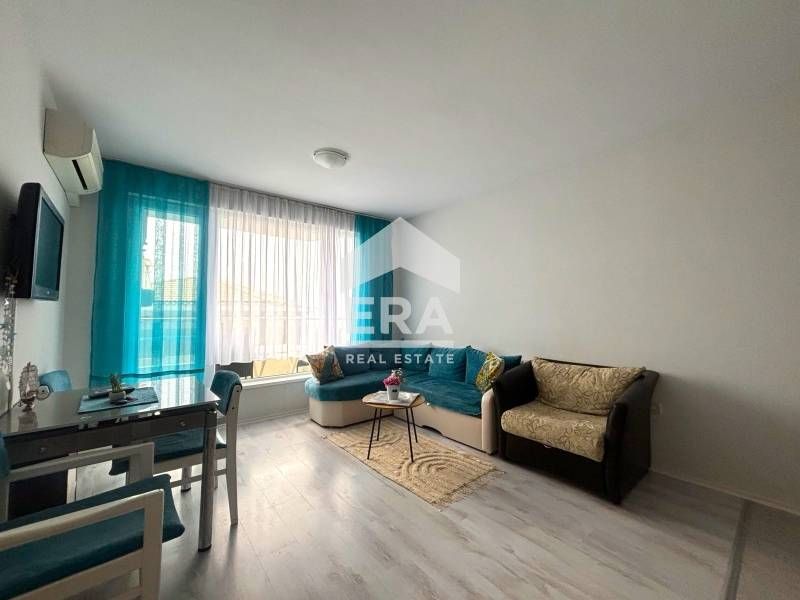 Двустаен обзаведен апартамент под наем, с морска панорама, в тухлена с