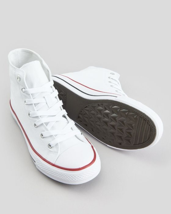 Нови бели кецове